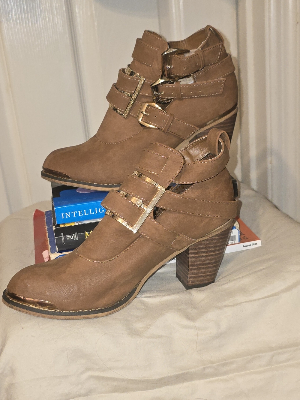 Hot Tomato Delta Women’s 6.5 M Tan Buckle Cutout Ankle Booties Gold Trim